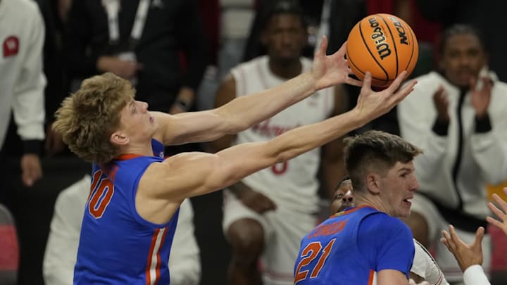 Apr 7, 2025; San Antonio, TX, USA; Florida Gators forward Thomas Haugh (10) grabs a rebound against the Houston Cougars during the second half in the national championship game of the Final Four of the 2025 NCAA Tournament at the Alamodome.Mandatory Credit: Scott Wachter-Imagn Images Apr 7, 2025; San Antonio, TX, USA; Florida Gators forward Thomas Haugh (10) grabs a rebound against the Houston Cougars during the second half in the national championship game of the Final Four of the 2025 NCAA Tournament at the Alamodome.Mandatory Credit: Scott Wachter-Imagn Images
