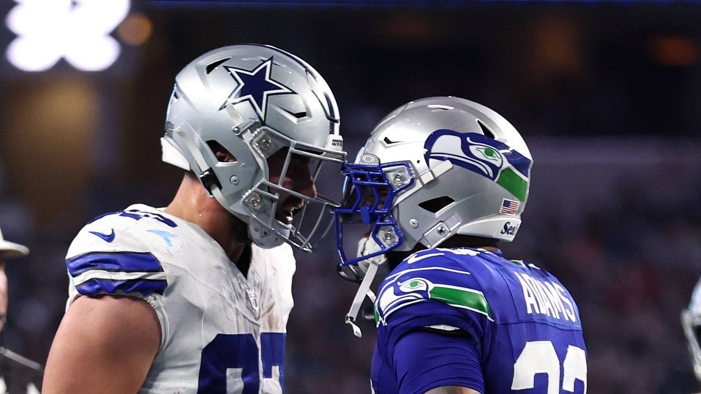 Giocatori dei Seahawks in azione durante un match preseason contro i Cowboys