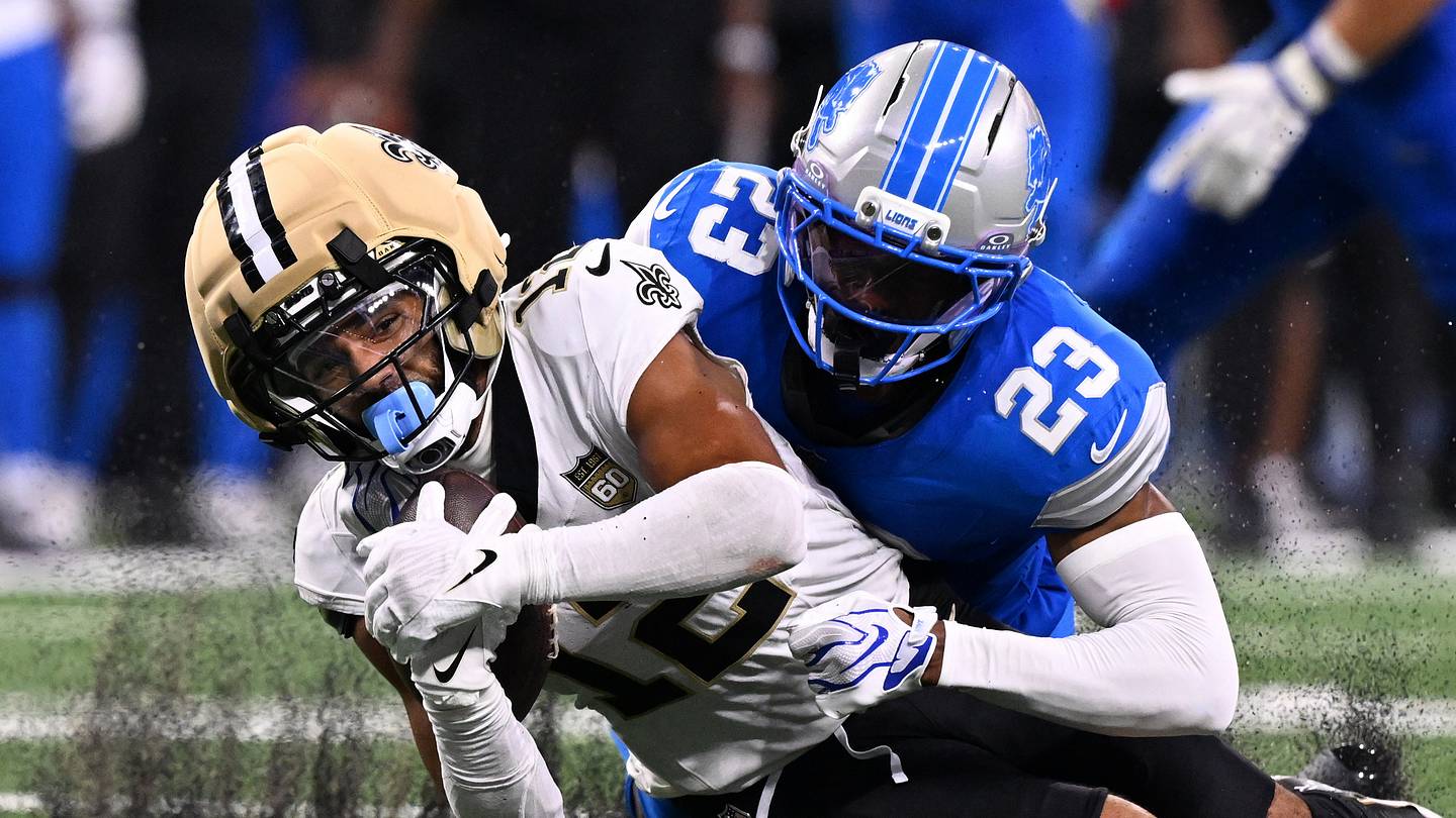 NFL: Chris Olave sendo derrubado pela defesa dos Lions (Foto: IMAGN IMAGES via Reuters Connect)