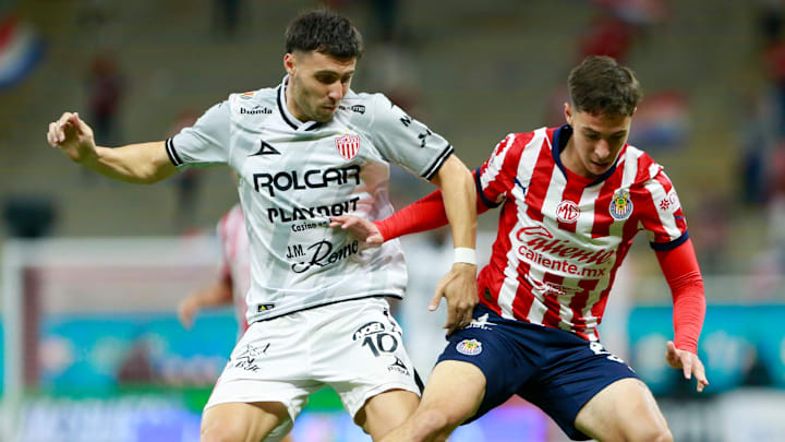 El argentino José Paradela de Necaxa y Mateo Chávez de Chivas