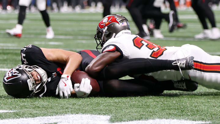 Atlanta Falcons wide receiver Drake London (5) attempts a catch against Tampa Bay Buccaneers cornerback Jamel Dean (35) during the fourth quarter at Mercedes-Benz Stadium. Mandatory Credit: Brett Davis-Imagn Images