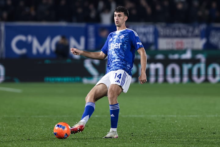 ฮาโคโบ รามอน กำลังส่งบอล