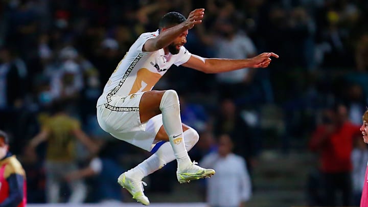 El brasileño Diogo Barbosa se convirtió en el héroe de Pumas al lograr un doblete y conseguir el 4-3 sobre Cruz Azul.