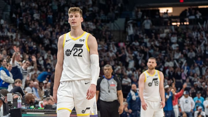 Apr 13, 2025; Minneapolis, Minnesota, USA; Utah Jazz forward Kyle Filipowski (22) fouls out and walks past Utah Jazz head coach Will Hardy as he heads to the bench in the fourth quarter against the Minnesota Timberwolves at Target Center. Mandatory Credit: Matt Blewett-Imagn Images Apr 13, 2025; Minneapolis, Minnesota, USA; Utah Jazz forward Kyle Filipowski (22) fouls out and walks past Utah Jazz head coach Will Hardy as he heads to the bench in the fourth quarter against the Minnesota Timberwolves at Target Center. Mandatory Credit: Matt Blewett-Imagn Images