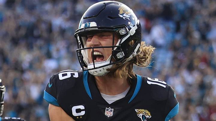 Jaguars quarterback Trevor Lawrence (16) reacts to his touchdown pass as tight end Evan Engram (17) looks on during the fourth quarter of the Jags' 2022 win over the Ravens.