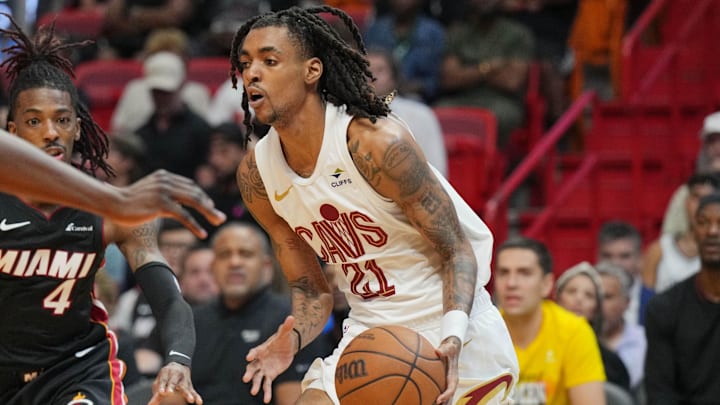 Mar 24, 2024; Miami, Florida, USA; Cleveland Cavaliers forward Emoni Bates (21) drives to the basket against the Miami Heat during the second half at Kaseya Center. Mandatory Credit: Jim Rassol-Imagn Images Mar 24, 2024; Miami, Florida, USA; Cleveland Cavaliers forward Emoni Bates (21) drives to the basket against the Miami Heat during the second half at Kaseya Center. Mandatory Credit: Jim Rassol-Imagn Images