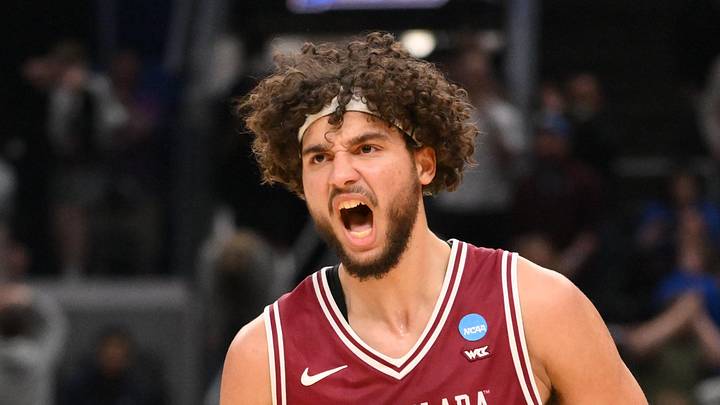 Santa Clara Broncos forward Allen Graves (22).