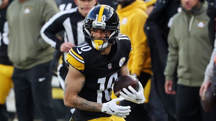 Nov 16, 2025; Pittsburgh, Pennsylvania, USA; Pittsburgh Steelers wide receiver Roman Wilson (10) runs with the ball against the Cincinnati Bengals during the second half at Acrisure Stadium. Mandatory Credit: Charles LeClaire-Imagn Images