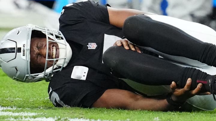 Dec 28, 2025; Paradise, Nevada, USA; Las Vegas Raiders quarterback Geno Smith (7) winces in pain in the fourth quarter against the New York Giants at Allegiant Stadium. Mandatory Credit: Stephen R. Sylvanie-Imagn Images Dec 28, 2025; Paradise, Nevada, USA; Las Vegas Raiders quarterback Geno Smith (7) winces in pain in the fourth quarter against the New York Giants at Allegiant Stadium. Mandatory Credit: Stephen R. Sylvanie-Imagn Images