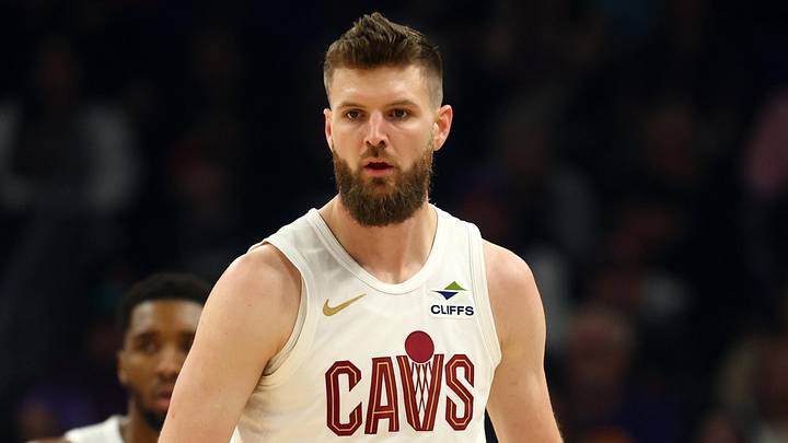 Jan 30, 2026; Phoenix, Arizona, USA; Cleveland Cavaliers forward Dean Wade (32) against the Phoenix Suns at Mortgage Matchup Center. Mandatory Credit: Mark J. Rebilas-Imagn Images