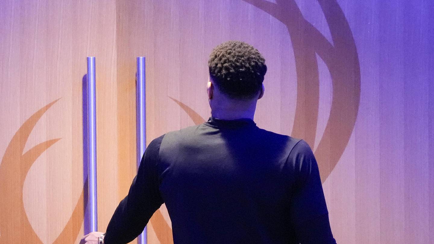 Giannis Antetokounmpo Looks Healthy While Trade Rumors Abound