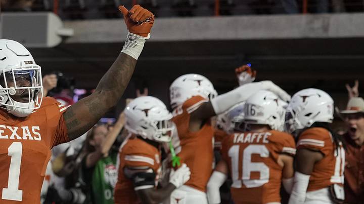 Texas Longhorns defensive lineman Colin Simmons