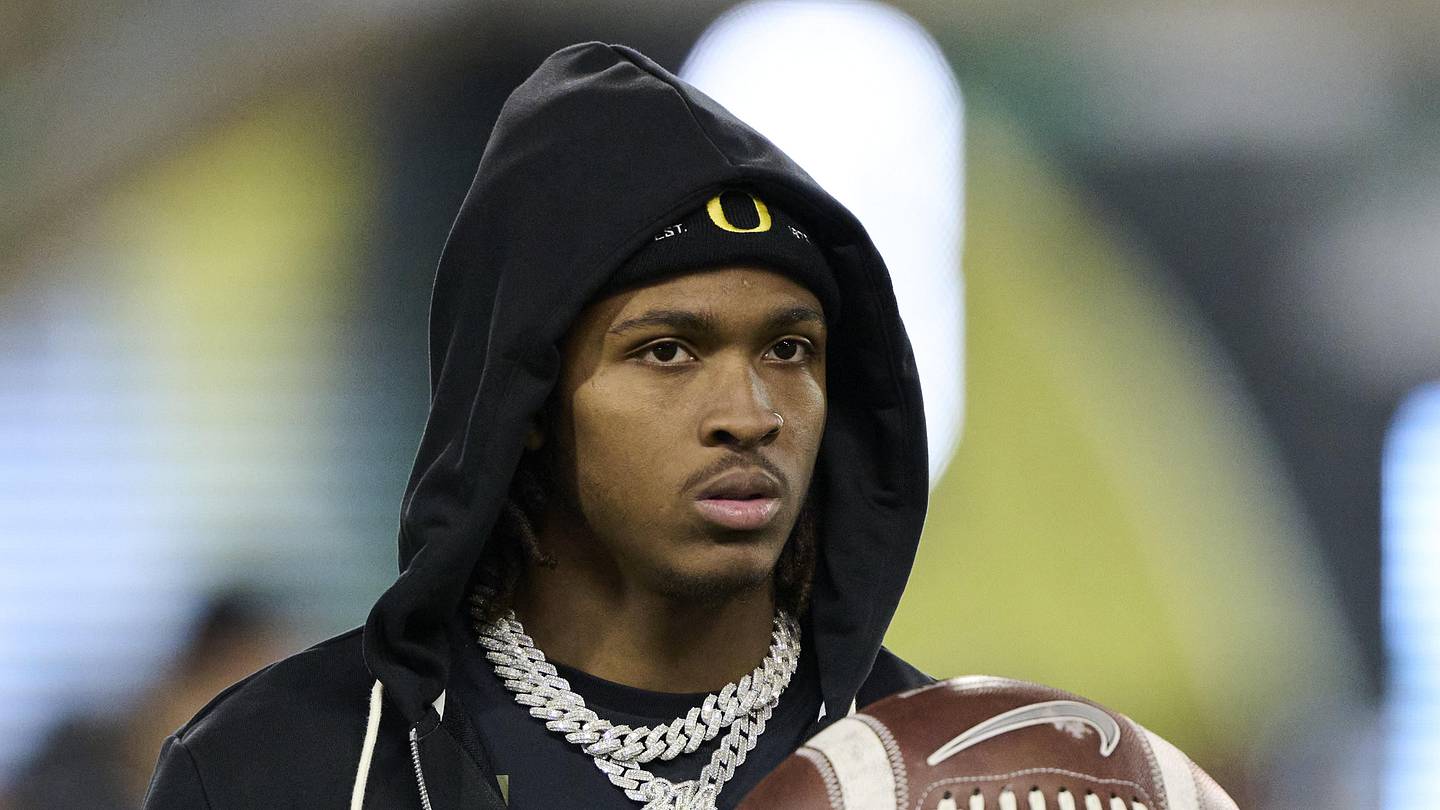 Oregon's Dakorien Moore Displays Generosity With Gesture to 