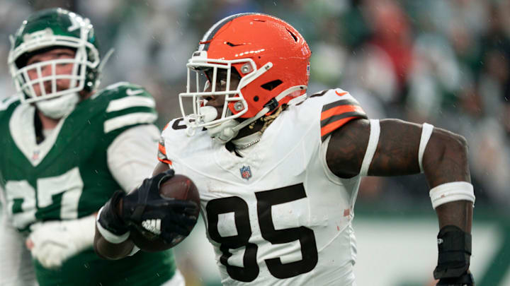 Cleveland Browns tight end David Njoku (85) runs with the ball during an NFL Week 10 game between the New York Jets and the Cleveland Browns at MetLife Stadium on Sunday, Nov. 9, 2025.