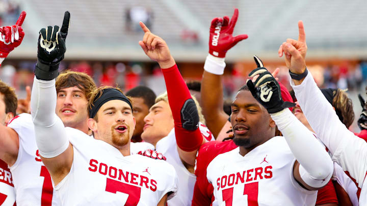 Oklahoma Sooners linebackers Jaren Kanak (7) and Kobie McKinzie. Oklahoma Sooners linebackers Jaren Kanak (7) and Kobie McKinzie.
