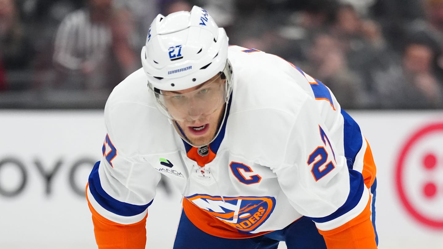 Lee makes his feelings about remaining with islanders crystal clear