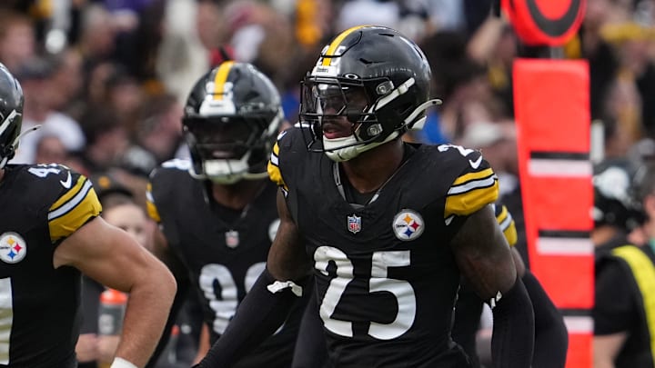 Sep 28, 2025; Dublin, Ireland; Pittsburgh Steelers safety Deshon Elliott (25) reacts after an interception on a pass thrown by Minnesota Vikings quarterback Carson Wentz (11) during the second quarter during an NFL International Series game at Croke Park. Mandatory Credit: Kirby Lee-Imagn Images Sep 28, 2025; Dublin, Ireland; Pittsburgh Steelers safety Deshon Elliott (25) reacts after an interception on a pass thrown by Minnesota Vikings quarterback Carson Wentz (11) during the second quarter during an NFL International Series game at Croke Park. Mandatory Credit: Kirby Lee-Imagn Images
