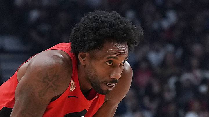 Kawhi Leonard waits for play to start against the Chicago Bulls.