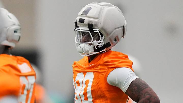 Tennessee defensive lineman Chaz Coleman (90) Tennessee defensive lineman Chaz Coleman (90)