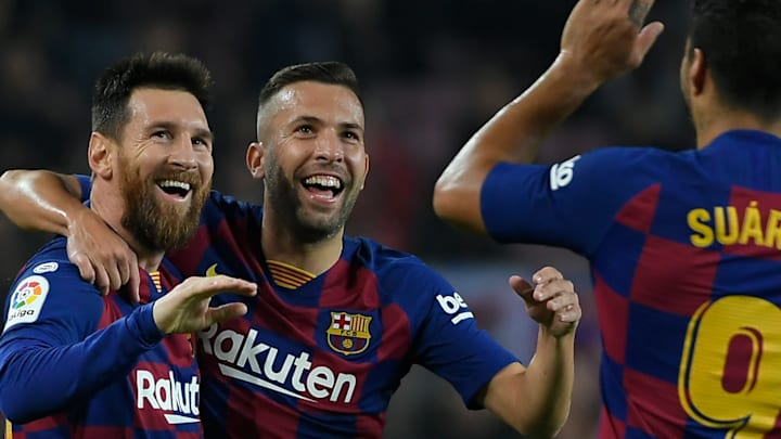 Jordi Alba (m.) verabschiedet sich von der Fußballbühne