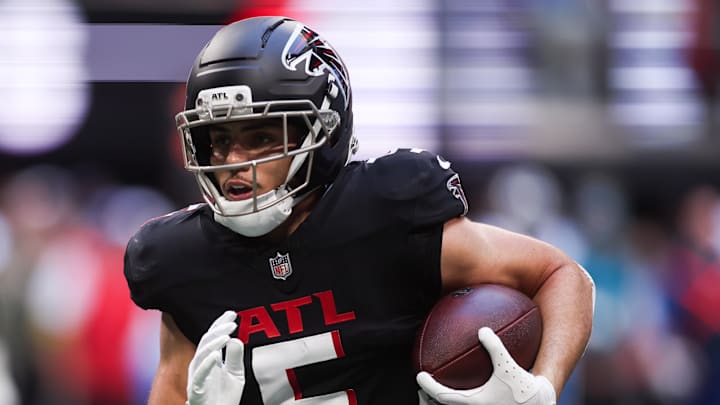 Nov 16, 2025; Atlanta, Georgia, USA; Atlanta Falcons wide receiver Drake London (5) runs the ball in the first quarter against the Carolina Panthers at Mercedes-Benz Stadium. Mandatory Credit: Brett Davis-Imagn Images