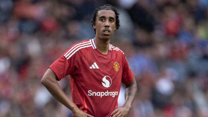 Leny Yoro - Manchester United