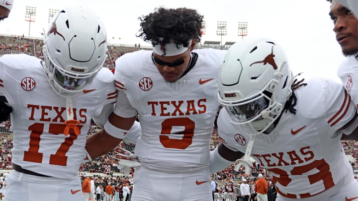 Texas Longhorns defensive back Jonah Williams huddles up during warm-ups prior to the game against the Mississippi State Bulldogs at Davis Wade Stadium at Scott Field. 