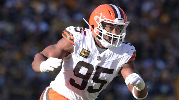 Cleveland Browns defensive end Myles Garrett (95) pass rushes against the Pittsburgh Steelers 