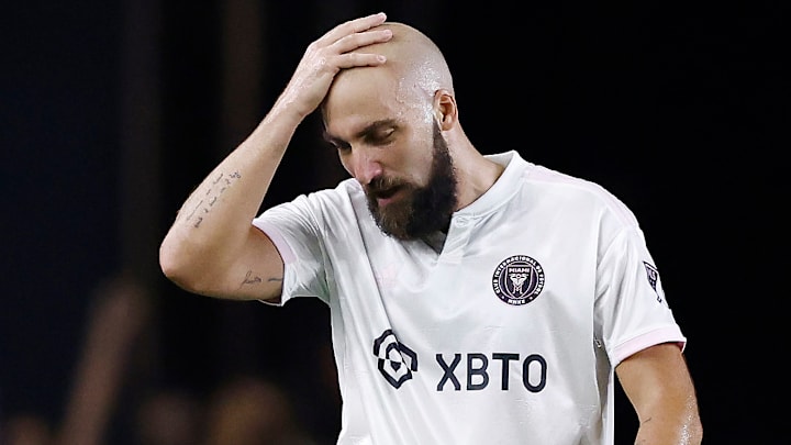 Gonzalo Higuaín cuando llega fin de mes y le piden que cuente su dinero.