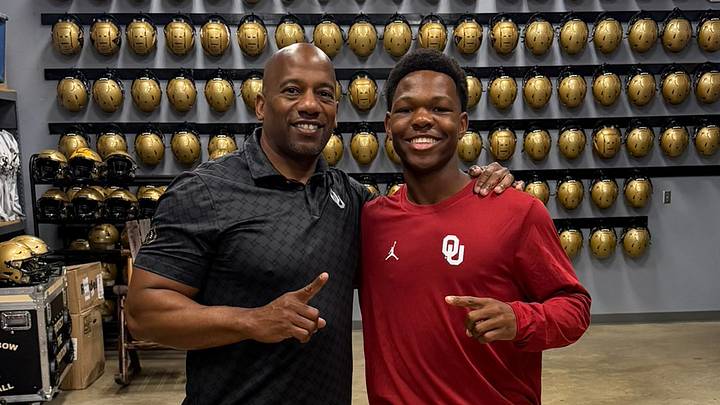 Oklahoma wide receivers coach Emmett Jones poses for a photo with commit Greydon Howell. Oklahoma wide receivers coach Emmett Jones poses for a photo with commit Greydon Howell.