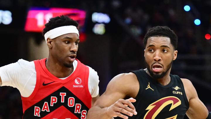 Cleveland Cavaliers guard Donovan Mitchell drives to the basket against Toronto Raptors guard Ja'Kobe Walter.