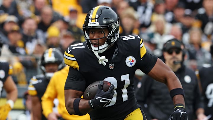 Nov 2, 2025; Pittsburgh, Pennsylvania, USA; Pittsburgh Steelers tight end Jonnu Smith (81) runs the ball during the second half against the Indianapolis Colts at Acrisure Stadium. Mandatory Credit: Charles LeClaire-Imagn Images
