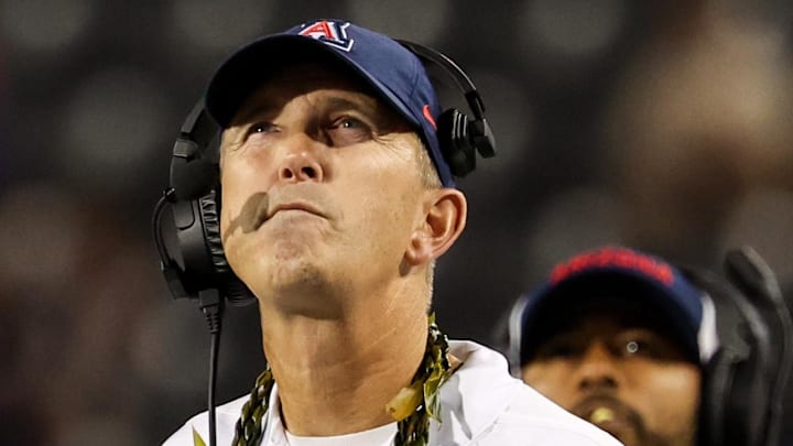 Oct 26, 2024; Tucson, Arizona, USA; Arizona Wildcats head coach Brent Brennan looks up at the scoreboard during the fourth quarter against the West Virginia Mountaineers at Arizona Stadium Oct 26, 2024; Tucson, Arizona, USA; Arizona Wildcats head coach Brent Brennan looks up at the scoreboard during the fourth quarter against the West Virginia Mountaineers at Arizona Stadium