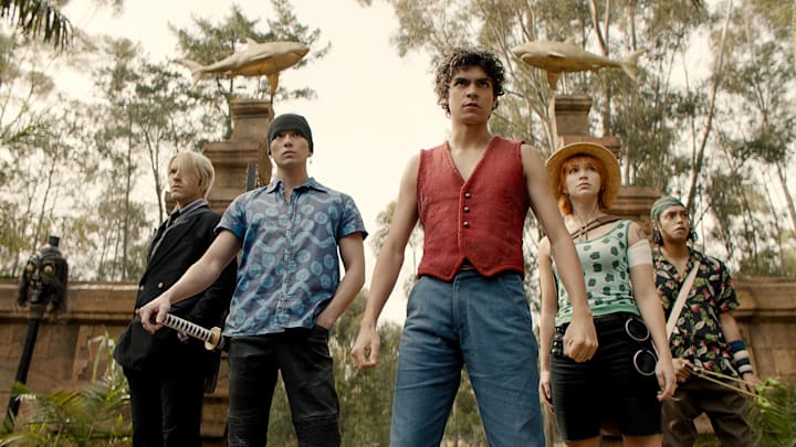 One Piece. (L to R) Taz Skylar as Sanji, Mackenyu Arata as Roronoa Zoro, Iñaki Godoy as Monkey D. Luffy, Emily Rudd as Nami, Jacob Romero Gibson as Usopp in season 1 of One Piece. Cr. Courtesy of Netflix © 2023