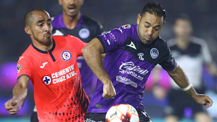 Rafael Baca (Cruz Azul) y Marco Fabián (Mazatlán) disputando el esférico en el Clausura 2022.