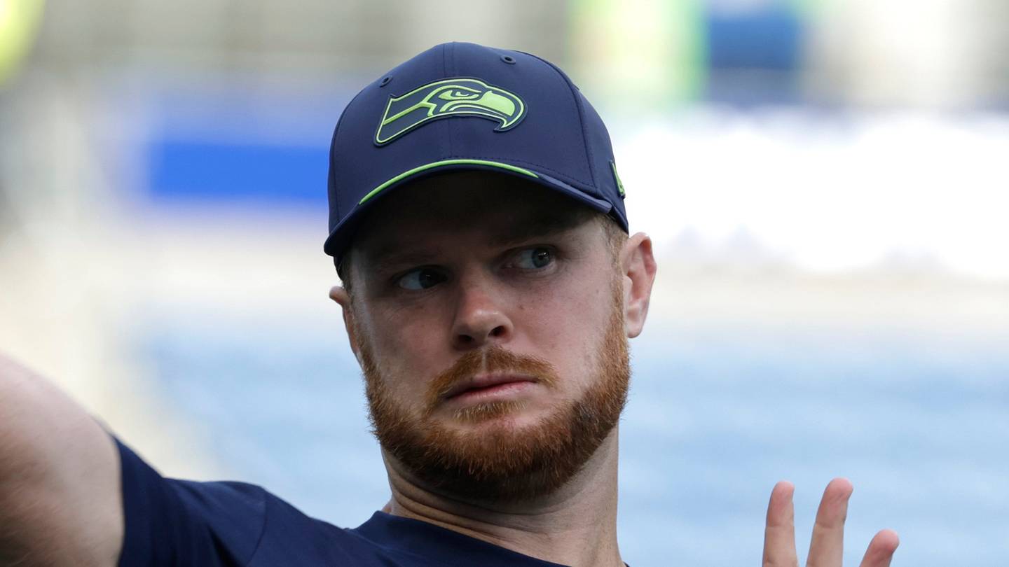 Latest Sam Darnold injury updates after Seahawks QB exits Week 1 vs. Patriots