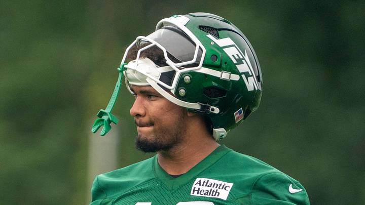 New York Jets tight end and 1st round draft pick Kenyon Sadiq (16) takes a water break during a practice for the New York Jets at their training facility on Wednesday, July 29, 2026, in Florham Park. New York Jets tight end and 1st round draft pick Kenyon Sadiq (16) takes a water break during a practice for the New York Jets at their training facility on Wednesday, July 29, 2026, in Florham Park.
