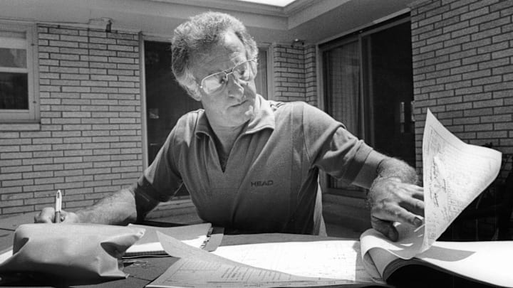 Brewers announcer Bob Uecker takes time in his backyard to chart statistics in 1981.