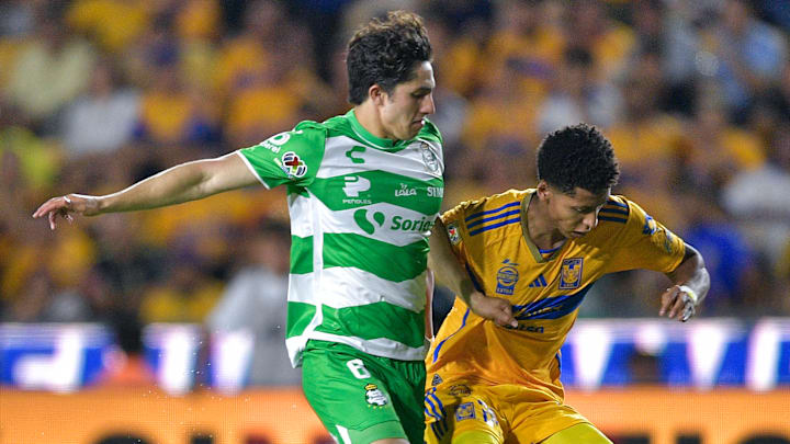 Alan Cervantes de Santos Laguna y Ozziel Herrera de Tigres durante el Apertura 2023. Alan Cervantes de Santos Laguna y Ozziel Herrera de Tigres durante el Apertura 2023.