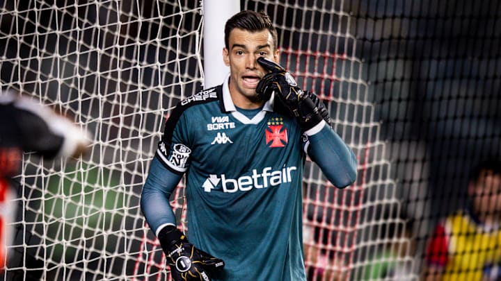 Léo Jardim tem futuro incerto no Vasco