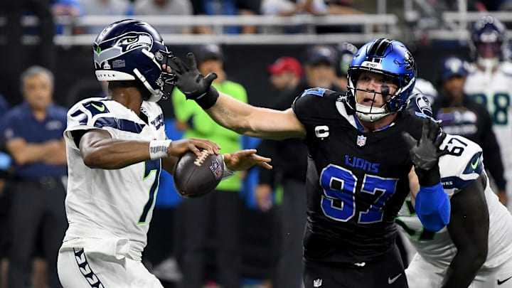Detroit Lions defensive end Aidan Hutchinson (97) rushes towards Seattle Seahawks quarterback Geno Smith (7) Detroit Lions defensive end Aidan Hutchinson (97) rushes towards Seattle Seahawks quarterback Geno Smith (7)