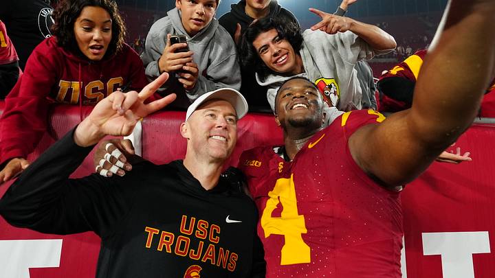 Nov 29, 2025; Los Angeles, California, USA; Southern California Trojans head coach Lincoln Riley (right) and defensive tackle Jahkeem Stewart (4) pose with fans after the game against the UCLA Bruins at United Airlines Field at Los Angeles Memorial Coliseum. Mandatory Credit: Kirby Lee-Imagn Images Nov 29, 2025; Los Angeles, California, USA; Southern California Trojans head coach Lincoln Riley (right) and defensive tackle Jahkeem Stewart (4) pose with fans after the game against the UCLA Bruins at United Airlines Field at Los Angeles Memorial Coliseum. Mandatory Credit: Kirby Lee-Imagn Images