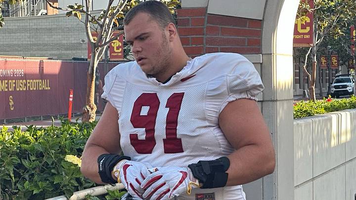USC Trojans redshirt senior defensive lineman Alex VanSumeren