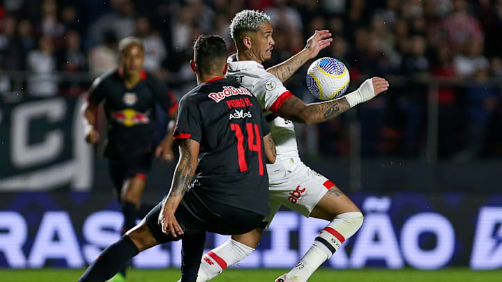 Bragantino e São Paulo vivem cenários opostos no Brasileirão