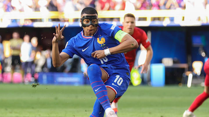 Kylian Mbappé disputando la Eurocopa 2024 con una máscara en su rostro 