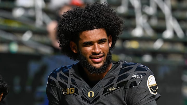 Sep 20, 2025; Eugene, Oregon, USA; Oregon Ducks quarterback Dante Moore (5) warms up before the game against the Oregon State Beavers at Autzen Stadium. Mandatory Credit: Troy Wayrynen-Imagn Images Sep 20, 2025; Eugene, Oregon, USA; Oregon Ducks quarterback Dante Moore (5) warms up before the game against the Oregon State Beavers at Autzen Stadium. Mandatory Credit: Troy Wayrynen-Imagn Images