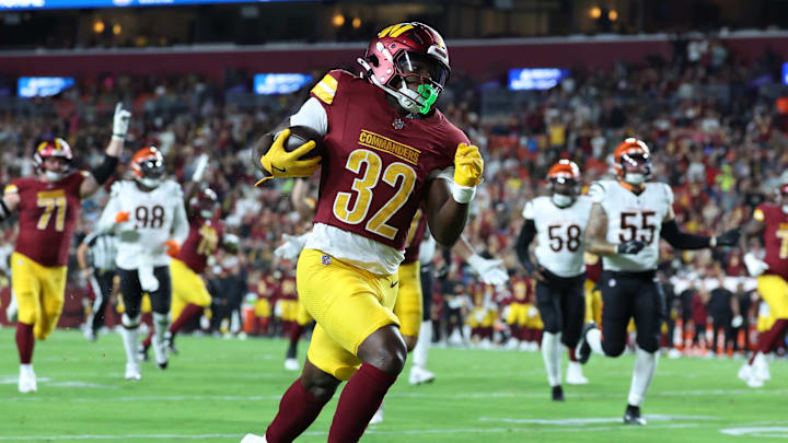 Aug 18, 2025; Landover, Maryland, USA; Washington Commanders running back Jacory Croskey-Merritt (32) scores a touchdown past Cincinnati Bengals safety Daijahn Anthony (33) during the first half at Northwest Stadium. Mandatory Credit: Amber Searls-Imagn Images Aug 18, 2025; Landover, Maryland, USA; Washington Commanders running back Jacory Croskey-Merritt (32) scores a touchdown past Cincinnati Bengals safety Daijahn Anthony (33) during the first half at Northwest Stadium. Mandatory Credit: Amber Searls-Imagn Images