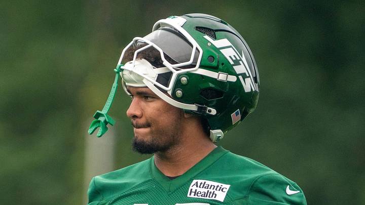 New York Jets tight end and 1st round draft pick Kenyon Sadiq (16) takes a water break during a practice for the New York Jets at their training facility on Wednesday, July 29, 2026, in Florham Park. New York Jets tight end and 1st round draft pick Kenyon Sadiq (16) takes a water break during a practice for the New York Jets at their training facility on Wednesday, July 29, 2026, in Florham Park.