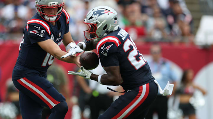 Nov 9, 2025; Tampa, Florida, USA; New England Patriots quarterback Drake Maye (10) hands the ball off to running back Terrell Jennings (26) during the second quarter against the Tampa Bay Buccaneers at Raymond James Stadium. Mandatory Credit: Nathan Ray Seebeck-Imagn Images Nov 9, 2025; Tampa, Florida, USA; New England Patriots quarterback Drake Maye (10) hands the ball off to running back Terrell Jennings (26) during the second quarter against the Tampa Bay Buccaneers at Raymond James Stadium. Mandatory Credit: Nathan Ray Seebeck-Imagn Images