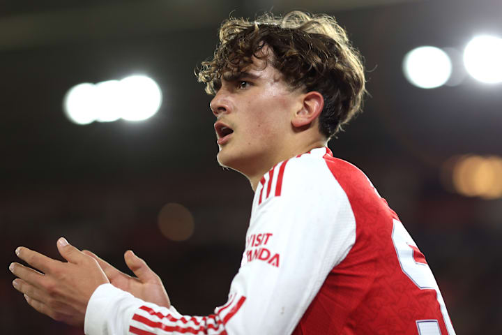 Max Dowman applauding. แม็กซ์ ดาวแมน กำลังปรบมือ